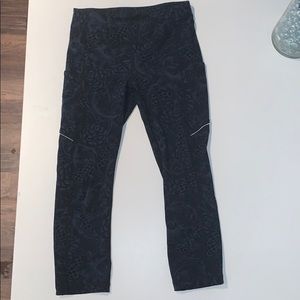 LULULEMON FLORAL PATTERNED MID SHIN LEGGINGS